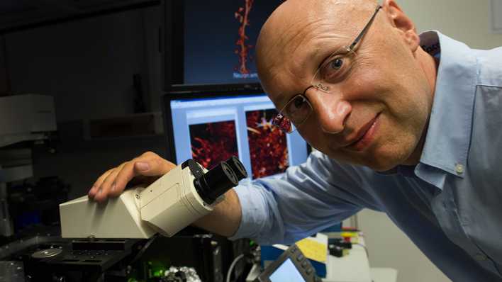 Der deutsche Forscher Stefan W. Hell steht am 8. Oktober 2014 an dem von ihm entwickelten Mikroskop STED (Stimulated Emission Depletion). (Bild: dpa)