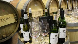 Weinflaschen und Gläser stehen zum Probieren bereit - Foto: rbb Inforadio/Thomas Prinzler