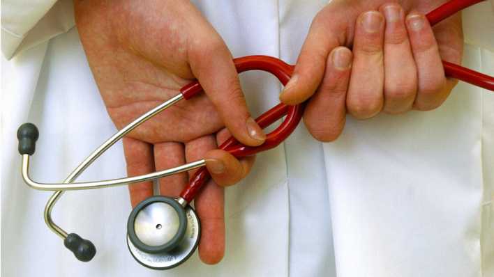 Ein Arzt hält ein Stethoskop in den Händen. (Bild: dpa)
