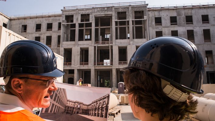 Humboldt-Forum - Johannes Wien zeigt Annette Miersch, wie das Gebäude einmal aussehen wird(Bild: Dieter Freiberg)