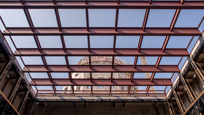 Humboldt-Forum - Blick durch die Dachkonstruktion auf die Kuppel (Bild: Dieter Freiberg)