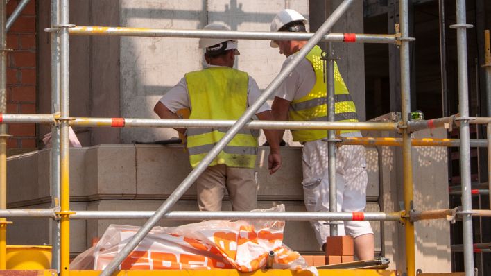 Humboldt-Forum - Bauarbeiter bringen die Sandstein-Elemente an der Fasade an (Bild: Dieter Freiberg)