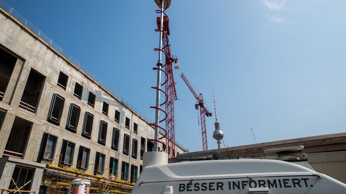 Humboldt-Forum - im Vordergrund der Inforadio Übertragungswagen mit dem Slogan "Besser informiert" (Bild: Dieter Freiberg)