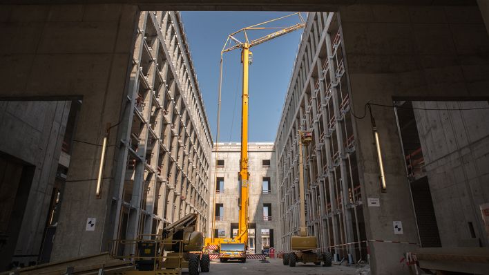 Humboldt-Forum - der Lichthof mit dem großen Baukran (Bild: Dieter Freiberg)