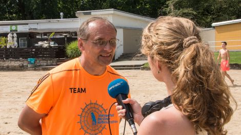 Sommerbad Jungfernheide - Uwe Weise erteilt unter Anderem Schwimmunterricht (Bild: Dieter Freiberg)