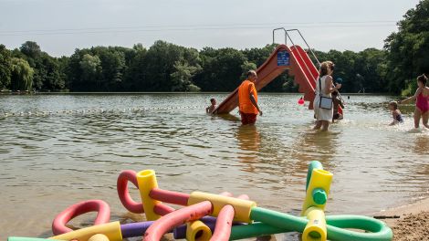 Sommerbad Jungfernheide Sabrina Wendling im Wasser bei den Schwimmschülern (Bild: Dieter Freiberg)