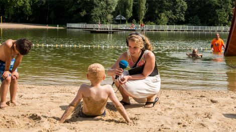 Sommerbad Jungfernheide - Sabrina Wendling interviewt die jungen Besucher (Bild: Dieter Freiberg)