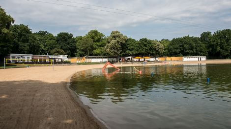 Sommerbad Jungfernheide - ein großzügiges, gepflegtes Sommerbad mitten in der Stadt (Bild: Dieter Freiberg)