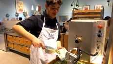 Der Schüler Orkan bei seinem Betriebspraktikum bei der Herstellung von frischer Bio-Pasta - Foto: rbb Inforadio/Gabriele Heuser