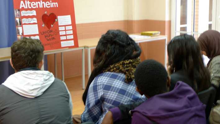 Die Schüler der Klasse 8 d der Röntgenschule bei der Präsentation ihres Projekts ... - Foto: rbb Inforadio/Gabriele Heuser