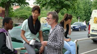 Lehrer Bachmann mit einer Gruppe von Schülern vor der Schule - Foto: rbb Inforadio/Gabriele Heuser