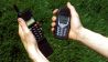 Das Nokia 3310 im Vergleich zu einem noch älteren Handy (Foto: imago/Steinach)