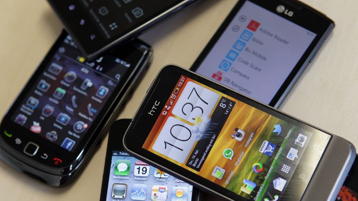 Smartphones verschiedener Hersteller (Foto: imago/wolterfoto)