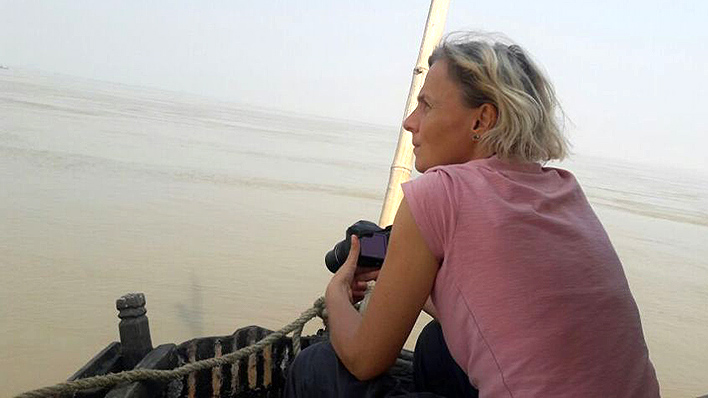 Reporterin am Ganges (Foto: Sandra Petersmann)