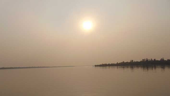 Sonnenuntergang am Ganges (Foto: Sandra Petersmann) Sonnenuntergang am Ganges (Foto: Sandra Petersmann)