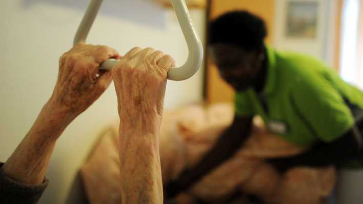 Pflegerin bei der Arbeit; Foto: © dpa-Bildfunk Pflegerin bei der Arbeit; Foto: © dpa-Bildfunk
