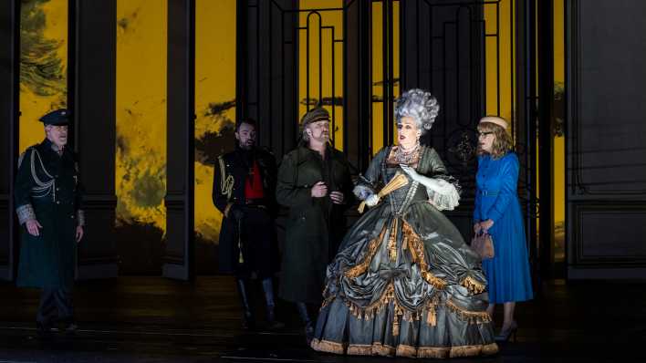 Deutsche Oper Berlin: Pique Dame, hier: Lucio Gallo (Tomskij), Dean Murphy (Fürst Jeletzkij), Martin Muehle (Hermann), Sondra Radvanovsky (Lisa), Doris Soffel (Gräfin); © Marcus Lieberenz