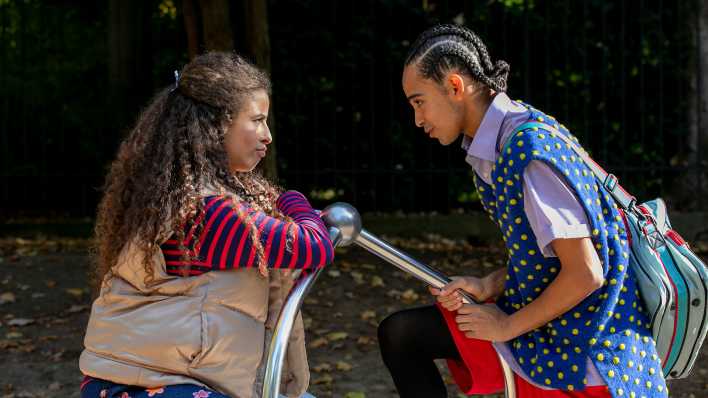 GRIPS Theater: Woche - Woche | Kim Biebow und Eike N.A. Onyambu © David Baltzer/Bildbühne