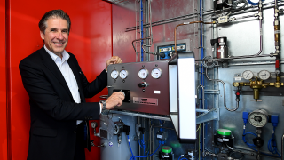 Jens Hanke, Firmengründer Graforce, steht am Mischer für das Verhältnis zwischen Wasserstoff und Biogas © dpa/Britta Pedersen