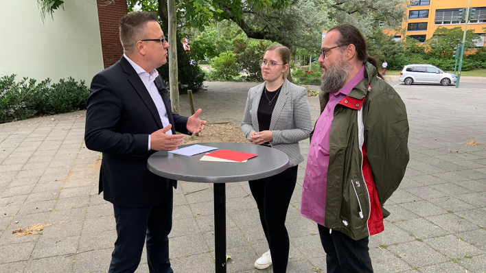 Tim Krause (AfD, l.) trifft auf Katharina Swinka (Landesschülerrat, m.) und Markus Kobler (Stadtelternrat, r.)