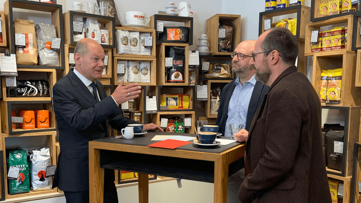 Olaf Scholz (SPD) traf die Potsdamer Innenstadt-Händlern Patrick Großmann und Eike Neubarth in Großmanns Kaffee-Bar "Die Espressionisten" © radioeins/Amelie Ernst