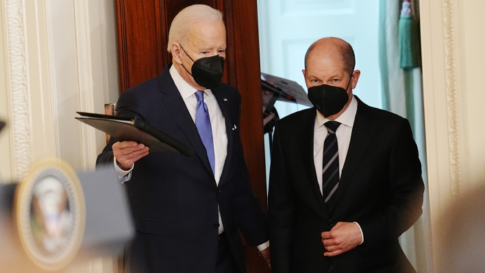 Bundeskanzler Olaf Scholz (SPD, r) und US-Präsident Joe Biden kommen zu einer Pressekonferenz im Weißen Haus