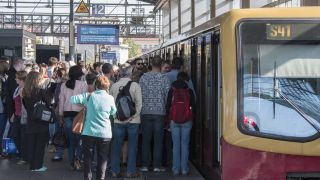 Fahrgäste steigen in eine S-Bahn ein (Quelle: imago)