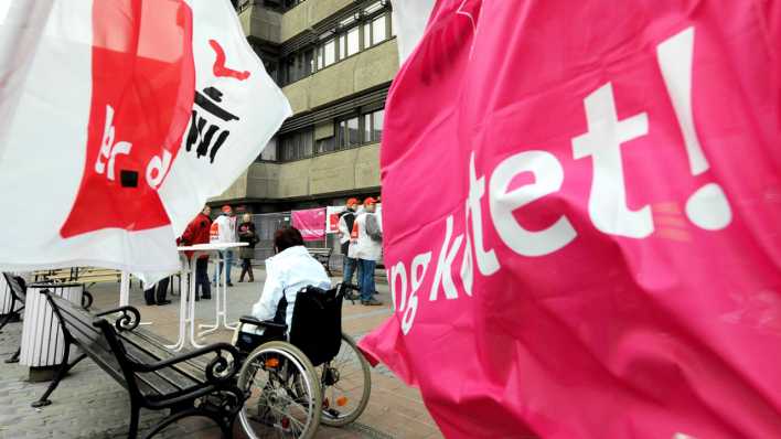 Archivbild: Pfleger und Schwestern an der Charité streiken am Montag, den 02.05.2011 in Berlin (Quelle: dpa/Maurizio Gambarini)