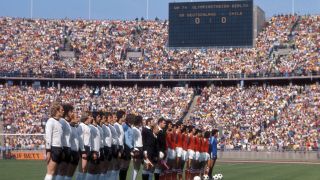 BRD und Chile während der Hymne, 1974 im Olympiastadion (Quelle: imago/WEREK)
