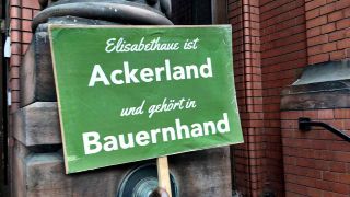 Ein Plakat: Elisabethaue ist Ackerland und gehört in Bauernhand (Quelle: Thorsten Gabriel / rbb)