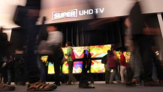 Besucher vor Ultra-HD-Fernsehern auf der IFA 2015 (Quelle:dpa)