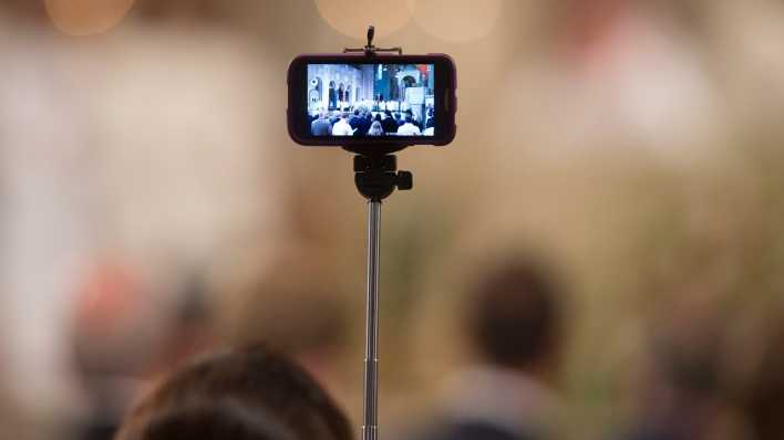 Ein Handy an einem selfie stick - die IFA 2015 zeigt 1000 Neuerungen für die Selfie-Generation (Quelle: dpa) Ein Handy an einem selfie stick - die IFA 2015 zeigt 1000 Neuerungen für die Selfie-Generation (Quelle: dpa)