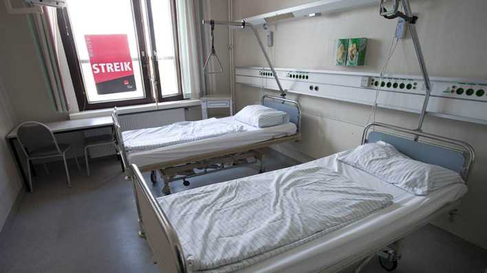 Achivbild: Ein Streikplakat hängt am 04.05.2011 im Fenster eines leeren Krankenzimmer der Charité in Berlin. (Quelle: imago / Christian Thiel) Achivbild: Ein Streikplakat hängt am 04.05.2011 im Fenster eines leeren Krankenzimmer der Charité in Berlin. (Quelle: imago / Christian Thiel)