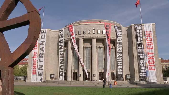 Protest an der Volksbühne gegen anstehende Kürzungen im Kulturetat. Bild: rbb