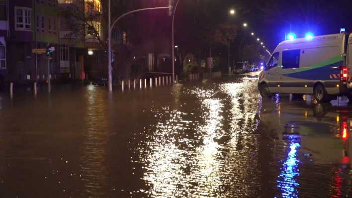 Die Seestraße in Berlin-Wedding ist nach einem Wasserrohrbruch überflutet. Bild: rbb