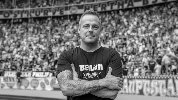 Kay Bernstein steht vor der Ostkurve im Berliner Olympiastadion (Quelle: IMAGO / camera4+)