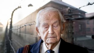 Bildmontage: Leon Schwarzbaum mit geschlossenen Augen vor Stacheldrahtanlage des früheren Konzentrationslagers Auschwitz; (Quelle: rbb/picture alliance/dpa|Kay Nietfeld|Christoph Soeder)
