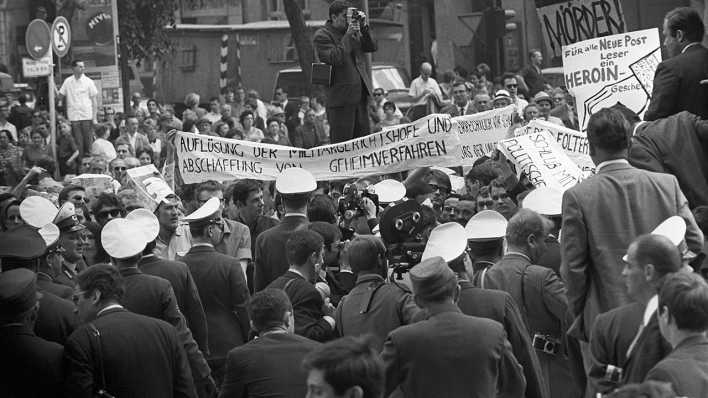 Tumulte vor dem Schöneberger Rathaus in Berlin am 2.6.1967 wegen des Besuch des persischen Herrscherpaares Kaiser Schah Reza Mohammed Pahlavi und Kaiserin Farah Diba, Quelle: dpa