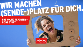 Collage: Junge Frau mit Papp-Monitor und Schrift "Wir machen (Sende-)Platz für dich. rbb Young Reporter - Deine Story; Quelle: Collage rbb unter Verwendung des lizenzfreien Bildes 700712049 von Getty Images