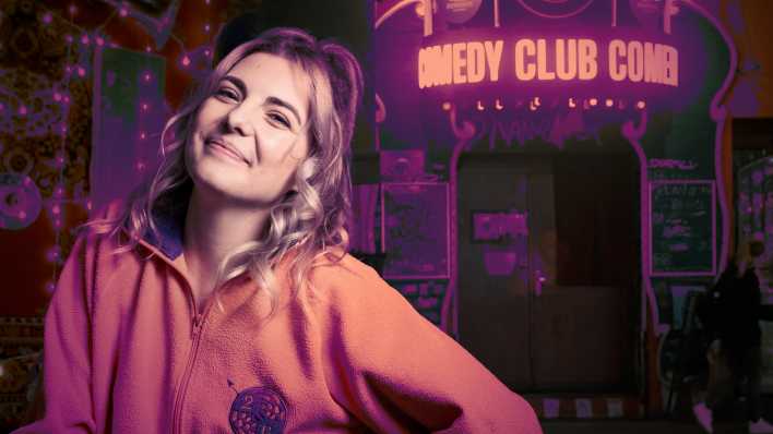 Larissa, ein Dorfkind aus Rheinland-Pfalz, will es als Stand-up-Comedienne in Berlin schaffen, Bild: rbb/Thomas Ernst/ picture alliance/ imago