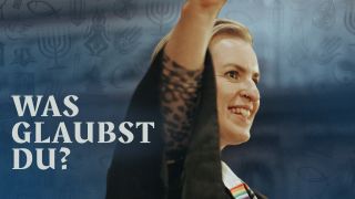 Collage: Im Profil sich gegenüber stehend Maike (Evangelische Pfarrerin im Talar mit Regenbogen auf Beffchen) und Kübra (Islamische Theologin mit blauem Kopftuch) vor blauem Hintergrund mit Religions-Icons, Bild: rbb/nie und immer Studios/colourbox