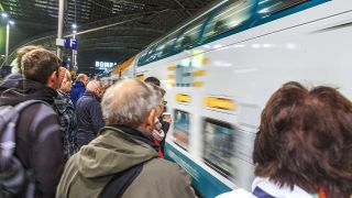 Bahnreisende im Hauptbahnhof Berlin (Quelle: Imago/ Rainer Weißflog)