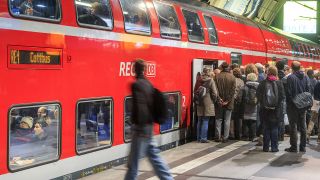 Fahrgäste auf dem Berliner Hauptbahnhof steigen in einen Regionalzug nach Cottbus ein. (Quelle: imago/Rainer Weisflog)