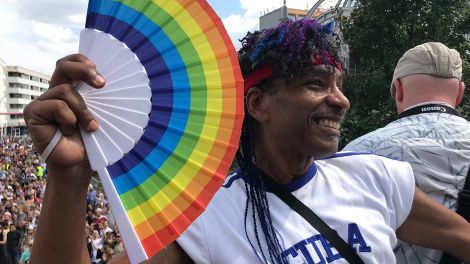 Mann mit Fächer beim CSD 2018 (Quelle: rbb/Vanessa Klüber)