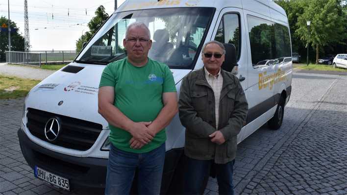 Fahrer Michael Fielitz und Rüdiger Ungewiß vor dem Bürgerbus (Quelle: rbb/Björn Haase-Wendt)