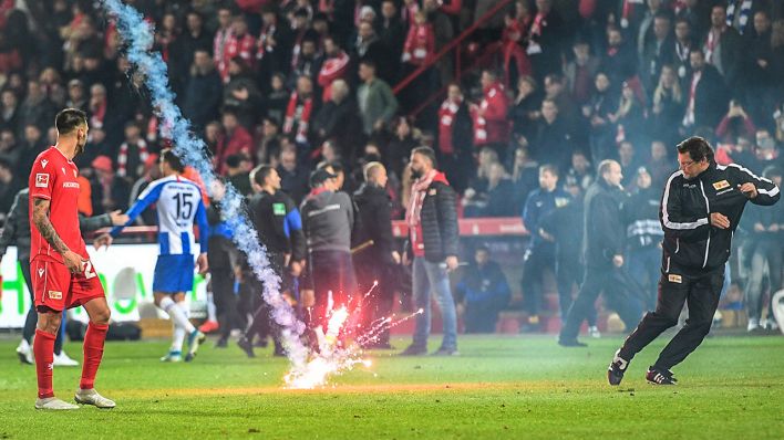 1. FC Union Berlin - Hertha BSC in der Alten Försterei. Eine Rakete kommt mitten auf dem Spielfeld herunter (Quelle: dpa/Britta Pedersen)