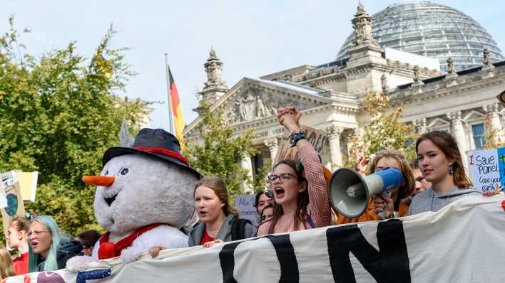 Teilnehmer einer "Fridays for Future"-Demonstration ziehen durch Berlin. (Quelle: imago-images/snapshot)