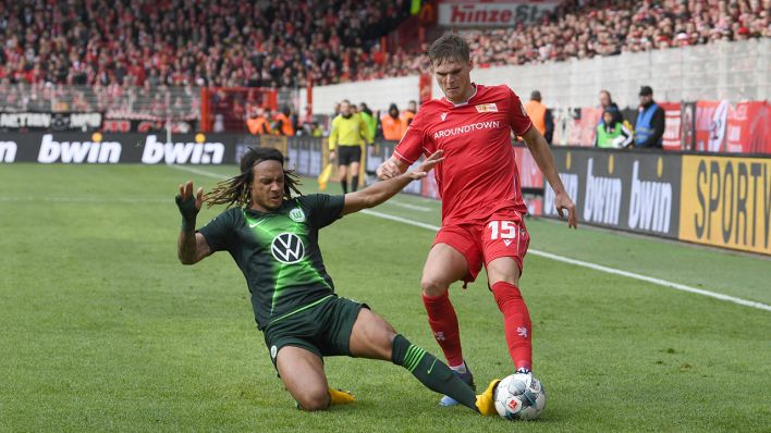 Unions Marius Bülter im Zweikampf mit Wolfsburgs Kevin Mbabu (Quelle: imago images/Matthias Koch)