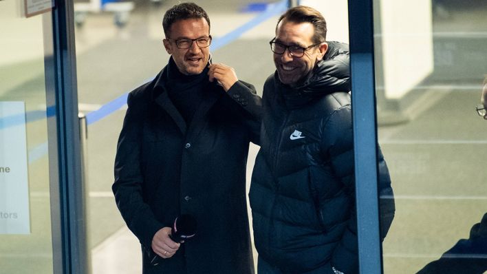 Fredi Bobic (l.) im Gespräch mit Hertha-Manager Michael Preetz. Quelle: imago images/Jan Huebner