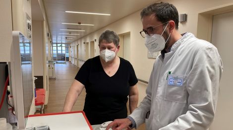 Krankenschwester Marion Haase im Krankenhaus Waldfrieden mit Chefarzt Carsten Büning (Quelle: rbb/Müller)